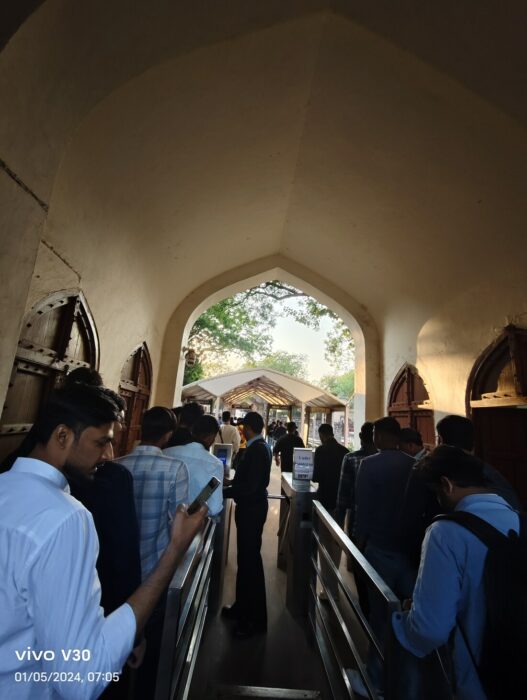 Day-light photo from the vivo V30-5