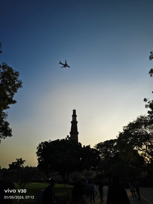 Day-light photo from the vivo V30-6