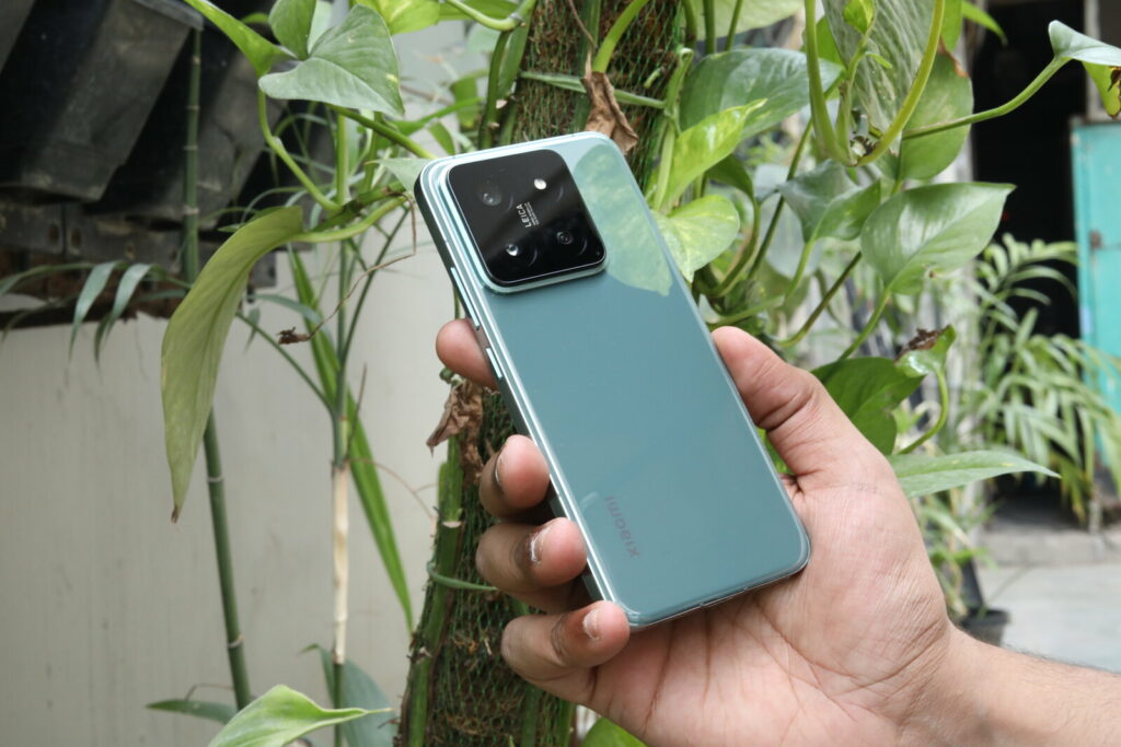 Image of the in-hand feel of Xiaomi 14