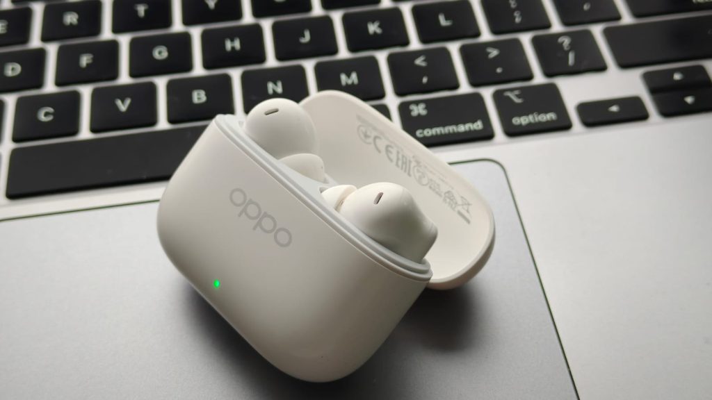 Image of the case open on the oppo enco buds 3 pro