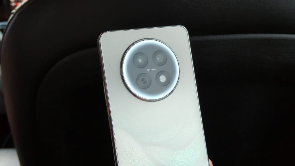 Image of the camera halo of the F31 pro+